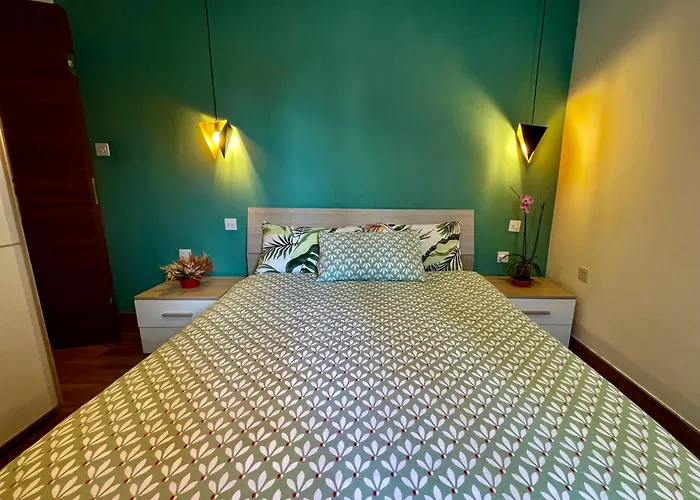Airport Accommodation Bedroom With Your Own Private Bathroom Self Check In And Self Check Out Air-Condition Included